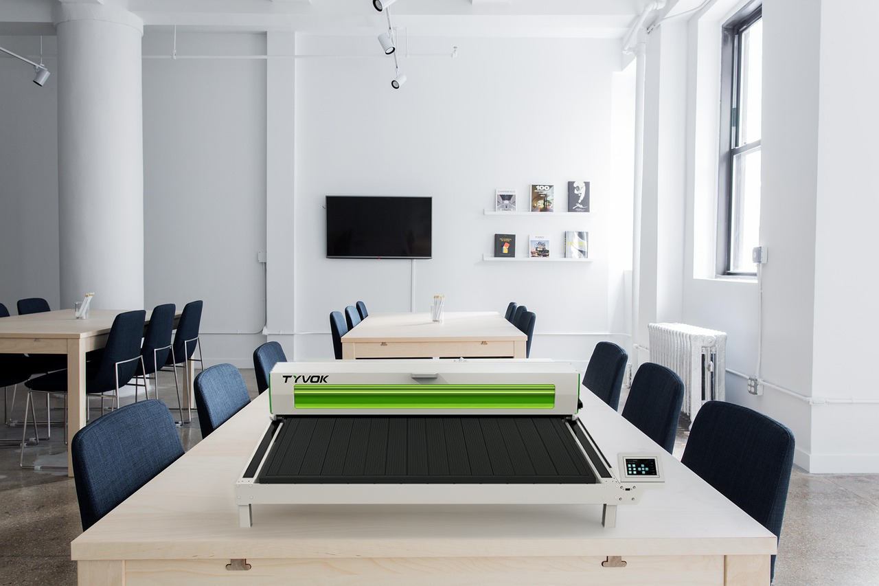 Ultimate Guide to Choosing a CO₂ Laser Engraver: Air Assist, Refurbished Machines, and Material Performance